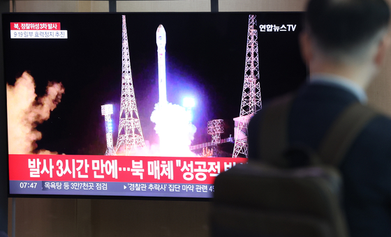  남북 관계는 북한의 전술핵탄두 개발과 핵무력 헌법 명기에 이어 군사정찰위성 발사까지 핵·미사일 '폭주'에 더해 남북연락채널의 일방적 차단으로 단절·대치 양상이 심화했다.   지난 11월 22일 오전 서울역 대합실에서 북한의 군사정찰위성 3차 발사 관련 뉴스가 나오고 있다[연합뉴스 자료사진] 