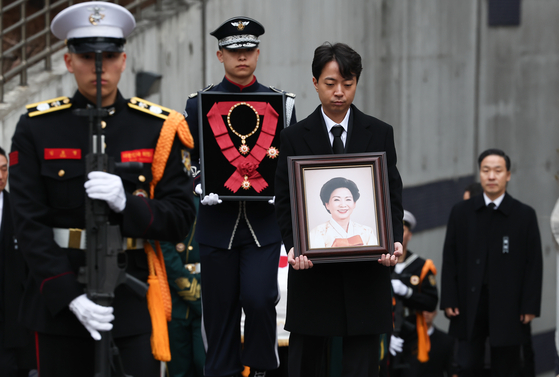 11일 오전 종로구 서울대병원 장례식장에서 김영삼(YS) 전 대통령의 부인 고(故) 손명순 여사의 발인이 엄수되고 있다. 〈사진=연합뉴스〉