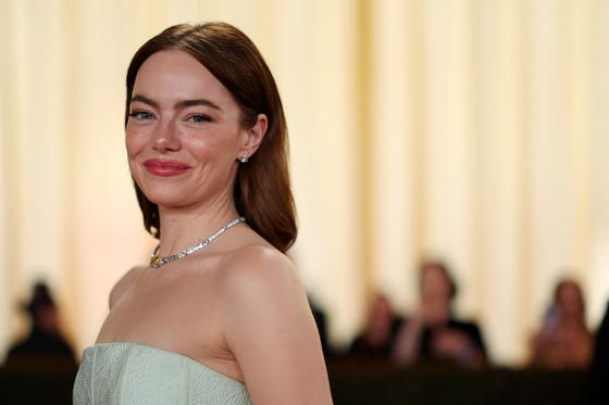 Emma Stone poses on the red carpet during the Oscars arrivals at the 96th Academy Awards in Hollywood, Los Angeles, California, U.S., March 10, 2024. REUTERS/Mario Anzuoni  〈저작권자(c) 연합뉴스, 무단 전재-재배포, AI 학습 및 활용 금지〉