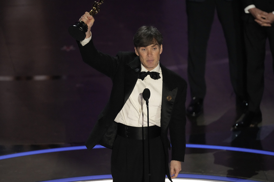 Cillian Murphy accepts the award for best performance by an actor in a leading role for "Oppenheimer" during the Oscars on Sunday, March 10, 2024, at the Dolby Theatre in Los Angeles. (AP Photo/Chris Pizzello) 31024130150  〈저작권자(c) 연합뉴스, 무단 전재-재배포, AI 학습 및 활용 금지〉