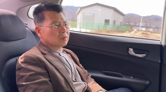순천교도소를 향하는 택시 안. 긴장한 기색이 역력한 장헌권 목사. 〈사진=JTBC〉