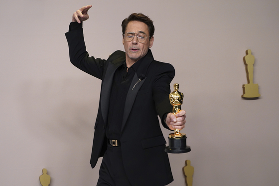 Robert Downey Jr. poses with the award for best performance by an actor in a supporting role for "Oppenheimer" in the press room at the Oscars on Sunday, March 10, 2024, at the Dolby Theatre in Los Angeles. (Photo by Jordan Strauss/Invision/AP) 31024130150  〈저작권자(c) 연합뉴스, 무단 전재-재배포, AI 학습 및 활용 금지〉