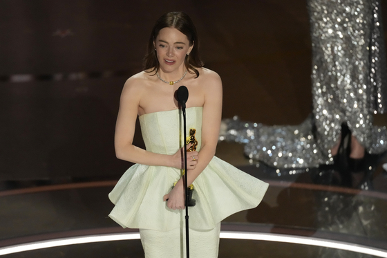 Emma Stone accepts the award for best performance by an actress in a leading role for "Poor Things" during the Oscars on Sunday, March 10, 2024, at the Dolby Theatre in Los Angeles. (AP Photo/Chris Pizzello) 31024130150  〈저작권자(c) 연합뉴스, 무단 전재-재배포, AI 학습 및 활용 금지〉