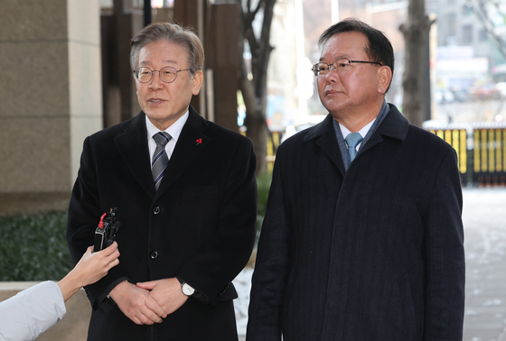 더불어민주당 이재명 대표(왼쪽)가 지난해 12월 20일 오전 종로구 해남2빌딩에서 김부겸 전 국무총리와의 회동을 앞두고 발언하고 있다. 〈사진=연합뉴스〉