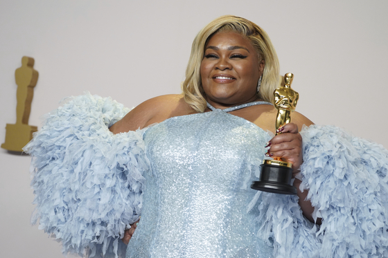 Da'Vine Joy Randolph poses in the press room with the award for best performance by an actress in a supporting role for "The Holdovers" at the Oscars on Sunday, March 10, 2024, at the Dolby Theatre in Los Angeles. (Photo by Jordan Strauss/Invision/AP) 31024130150  〈저작권자(c) 연합뉴스, 무단 전재-재배포, AI 학습 및 활용 금지〉