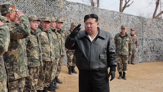 김정은 북한 국무위원장이 지난 7일 인민군 대연합부대들의 포사격 훈련을 지도했다고 조선중앙TV가 8일 보도했다. 〈사진=조선중앙TV/연합뉴스〉