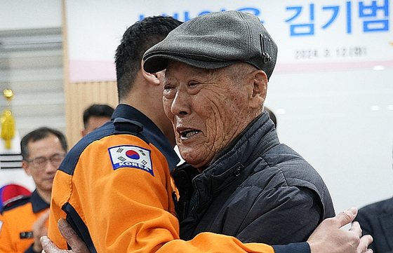  순직한 소방관 아들의 이름으로 평생 모은 돈을 기부한 83세 김경수씨. 〈사진=소방청〉