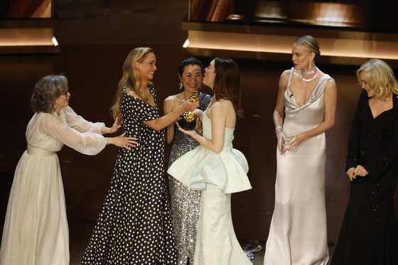 epa11213404 Emma Stone (3-R) is handed the Oscar for Best Actress In A Leading Role from Jennifer Lawrence (2-L) as Sally Field (L) Michelle Yeoh (3-L) Charlize Theron (2-R) and Jessica Lange (R) look on during the 96th annual Academy Awards ceremony at the Dolby Theatre in the Hollywood neighborhood of Los Angeles, California, USA, 10 March 2024. The Oscars are presented for outstanding individual or collective efforts in filmmaking in 23 categories. EPA/CAROLINE BREHMAN  〈저작권자(c) 연합뉴스, 무단 전재-재배포, AI 학습 및 활용 금지〉