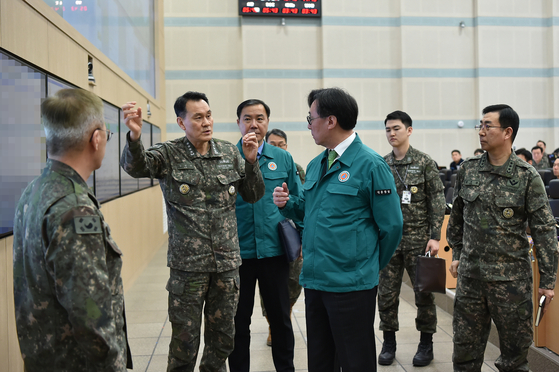 장호진 국가안보실장이 오늘(13일) 오전 B-1문서고에서 '자유의 방패' 연습 상황을 점검하고 있다.