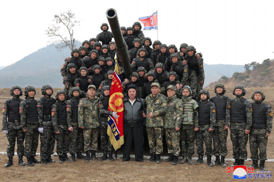 김정은 북한 국무위원장이 지난 13일 조선인민군 땅크(탱크·전차)병대연합부대간 대항훈련경기를 지도했다고 조선중앙통신이 14일 보도했다.