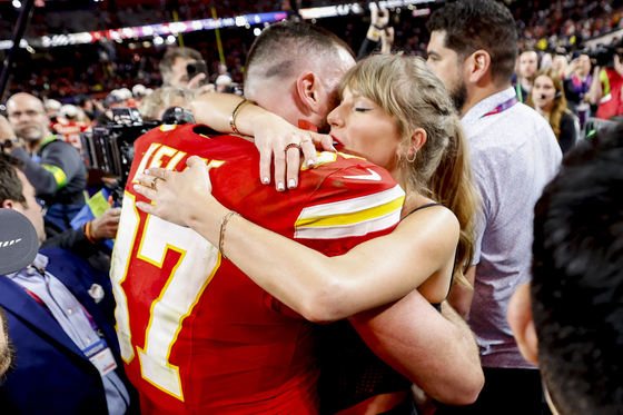 epaselect epa11146653 Kansas City Chiefs tight end Travis Kelce (L) embraces US singer Taylor Swift following the Chiefs victory over the 49ers in the overtime of Super Bowl LVIII between the Kansas City Chiefs and the San Fransisco 49ers at Allegiant Stadium in Las Vegas, Nevada, USA, 11 February 2024. The Super Bowl is the annual championship game of the NFL between the AFC Champion and the NFC Champion and has been held every year since 1967. EPA/JOHN G. MABANGLO  〈저작권자(c) 연합뉴스, 무단 전재-재배포, AI 학습 및 활용 금지〉