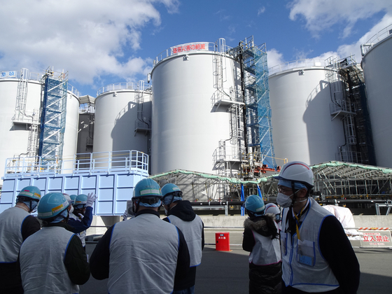 후쿠시마 원자력발전소에서 외신 기자들에게 오염수 저장탱크를 설명하고 있는 도쿄전력 관계자들. 〈자료사진=연합뉴스〉