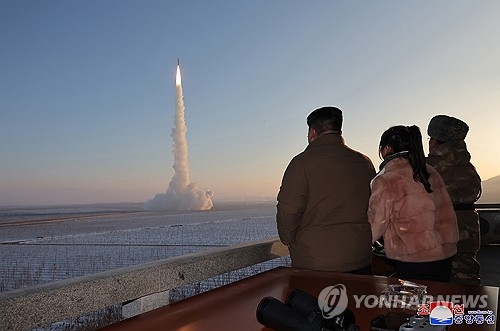 지난해 12월 김정은 북한 국무위원장이 고체연료 대륙간탄도미사일(ICBM) 화성-18형 발사훈련에 참관한 모습. 〈사진=조선중앙통신〉