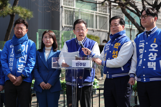 15일 오전 울산 남구 수암시장을 방문한 이재명 더불어민주당 대표가 현장 기자회견에서 발언하고 있다. 〈사진=연합뉴스〉