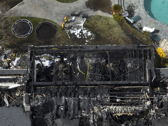 An aerial view shows a fire-damaged property, which appears to belong to Cara Delevingne, Friday, March 15, 2024, in the Studio City section of Los Angeles. (AP Photo/Jae C. Hong)  〈저작권자(c) 연합뉴스, 무단 전재-재배포, AI 학습 및 활용 금지〉