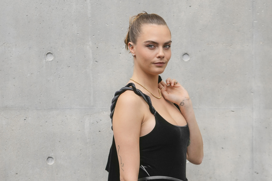Cara Delevingne arrives for the the Emporio Armani women's Spring Summer 2024 collection presented in Milan, Italy, Thursday, Sept. 21, 2023. (AP Photo/Luca Bruno)  〈저작권자(c) 연합뉴스, 무단 전재-재배포 금지〉