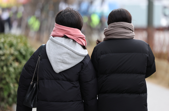 지난 2일 오후 서울 중구 서울시청 인근에서 시민들이 이동하고 있다. 〈사진=연합뉴스〉