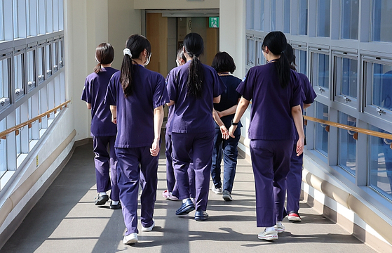 7일 인천의 한 대학병원에서 간호사들이 이동하고 있다. 〈사진=연합뉴스〉