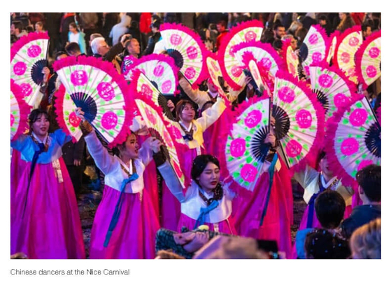 최근 막을 내린 세계적인 축제 니스 카니발을 소개하는 프랑스의 한 여행사 사이트에 '중국인 댄서'라는 설명과 함께 부채춤을 추는 사진이 올라왔다. 〈사진=서경덕 교수 페이스북 캡처〉