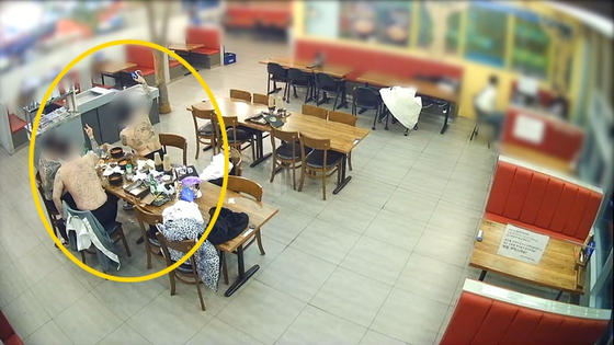 지난 1월 새벽시간대 충북 음성군의 한 식당에서 조폭이 난동 부리고 있다. 〈사진=충북경찰청 제공〉