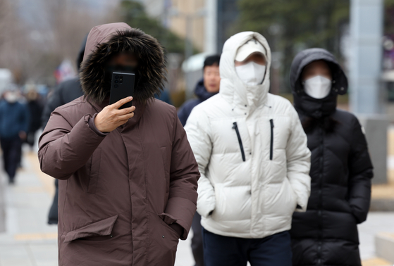 꽃샘추위가 기승을 부린 지난 2일 오후 서울 중구 서울시청 인근에서 시민들이 이동하고 있다. 〈사진=연합뉴스〉