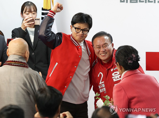 국민의힘 한동훈 총괄선대위원장이 21일 대구 달서구 윤재옥 대구 달서구을 후보 선거사무실 개소식을 찾아 윤재옥 공동선거대책위원장과 함께 인사하고 있다. 〈사진=연합뉴스〉