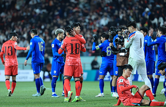 21일 서울월드컵경기장에서 열린 2026 북중미 월드컵 아시아 지역 2차 예선 C조 3차전 한국과 태국의 경기가 1-1 무승부로 끝난 뒤 한국 손흥민과 이강인이 서로 격려하고 있다. 〈사진=연합뉴스〉