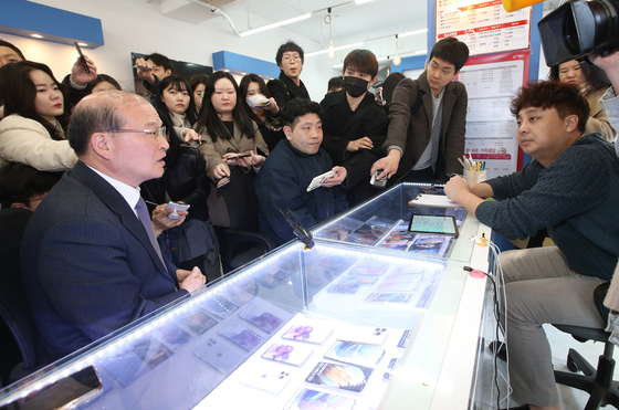 21일 오전 이상인 방통위 부위원장이 이통사 대리점을 찾아 의견을 듣고 있다. [사진 방송통신위원회]