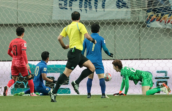 21일 서울월드컵경기장에서 열린 2026 북중미 월드컵 아시아 지역 2차 예선 C조 3차전 한국과 태국의 경기. 후반전 태국 수파낫 무에안타가 동점골을 넣고 있다. 〈사진=연합뉴스〉