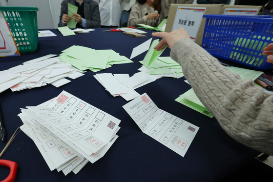지난해 서울시선관위가 진행한 22대 총선 투표용지 모의 개표 〈사진=연합뉴스〉