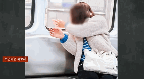 지하철에서 매니큐어를 바르는 여성의 모습. 〈영상=JTBC '사건반장'〉
