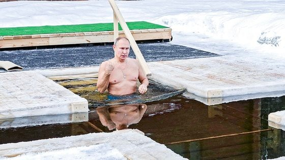 매년 1월 19일 러시아 푸틴 대통령은 세례식에 참석해 얼음물 목욕을 한다. 