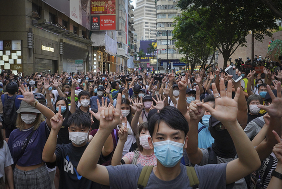 2020년 7월 1일 홍콩 시민들이 보안법 시행에 항의하는 시위를 벌이고 있다. 〈사진 AP=연합뉴스〉