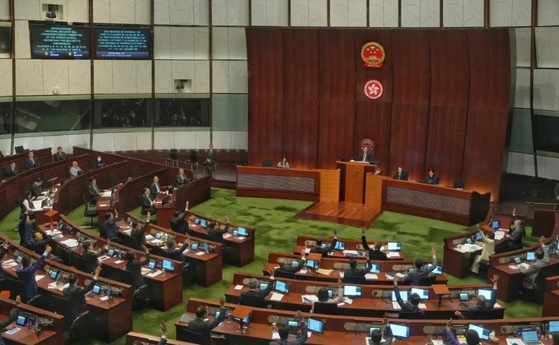 홍콩 의원들이 2024년 3월 19일 기본법 제23조에 따라 국내 보안법안 표결에 만장일치로 찬성했다. 〈사진 홍콩 HKFP〉