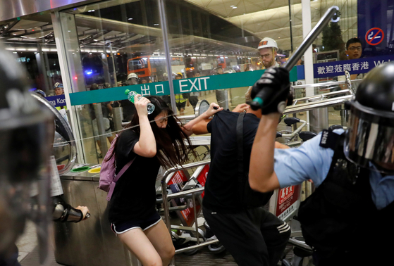 2019년 8월 14일 홍콩 공항에서 경찰이 송환법 반대 시위대를 진압하고 있다. 〈사진 로이터=연합뉴스〉