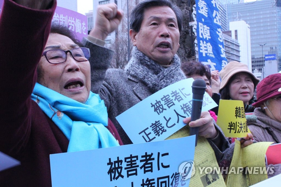 강제 동원 피해자인 양금덕 할머니가 지난 2020년 일본 외무성 앞에서 아베 총리를 향해 ″사죄하라″고 외치고 있다. 〈사진=연합뉴스〉