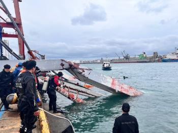 울산서 크레인 붕괴…바다에 추락한 노동자 2명 사망