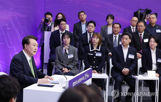 윤석열 대통령이 25일 경기도 용인특례시청에서 '대한민국 신성장동력 허브, 용인특례시'를 주제로 열린 스물세 번째 국민과 함께하는 민생토론회에서 발언하고 있다.