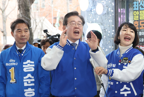 이재명 더불어민주당 대표가 25일 경남 창원 반송시장을 방문해 시민들에게 인사하고 있다. 〈사진=연합뉴스〉