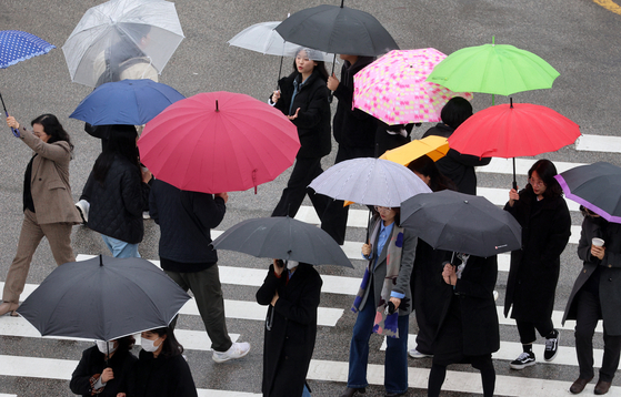 시민들이 내리는 비에 우산을 쓰고 걷고 있다. 〈사진=연합뉴스〉