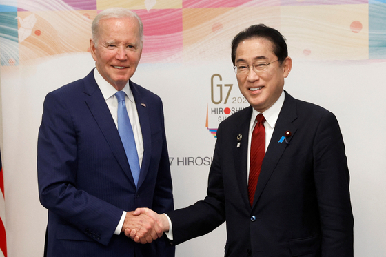 조 바이든 미국 대통령(왼쪽)과 기시다 후미오 일본 총리. 〈사진=로이터 연합뉴스〉