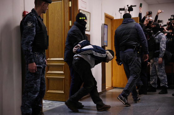러시아 법원이 모스크바 외곽 공연장에서 벌어진 총격·방화 테러 피의자 4명에 대해 2개월 구금을 명령했다. 〈사진=AFP/연합뉴스〉