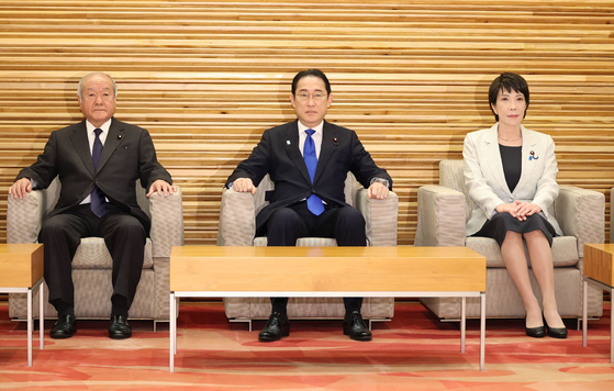 기시다 후미오 일본 총리가 26일 총리관저에서 국무회의에 해당하는 각의 후 사진을 촬영하고 있다. AFP 지지통신=연합뉴스