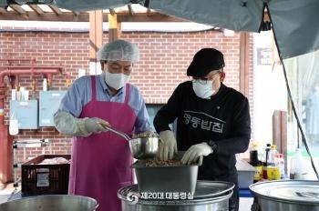 윤 대통령, 노숙인 급식소 봉사활동…김치찌개 직접 끓여