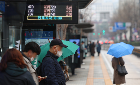 서울 시내버스 총파업이 시작된 28일 오전 서울 종로의 한 버스 정류장에서 시민들이 버스를 기다리고 있다. 〈사진=연합뉴스〉