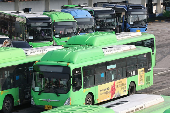 서울 시내의 한 공영차고지에 버스가 주차돼있다. 〈사진=연합뉴스〉