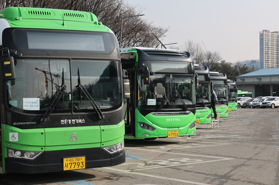 지난 27일 서울 시내의 한 공영차고지에 버스가 주차돼있다. 〈사진=연합뉴스〉