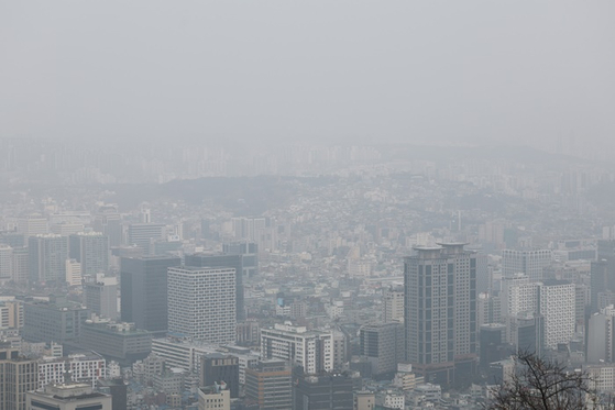 미세먼지에 뒤덮인 서울. 〈사진=연합뉴스〉