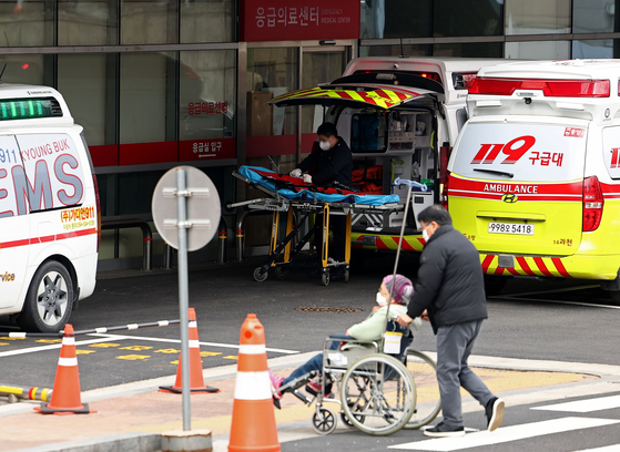 5일 서울의 한 대형 병원 응급실에 구급차들이 주차되어 있다. 〈사진=연합뉴스〉