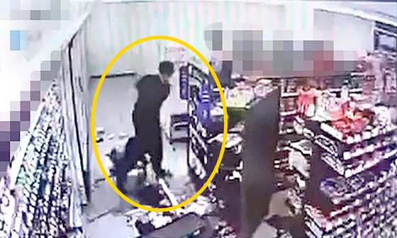 사건 당시 모습이 담긴 CCTV 영상 캡처. 〈사진=연합뉴스〉